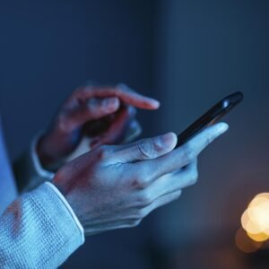 Ferramentas - side-view-man-using-smartphone-300x300 Side View Man Using Smartphone